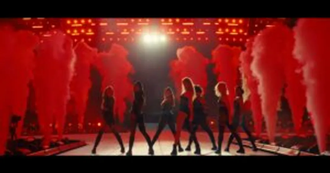 taylor-swift-the-eras-tour_taylor-on-stage-with-backup-dancers